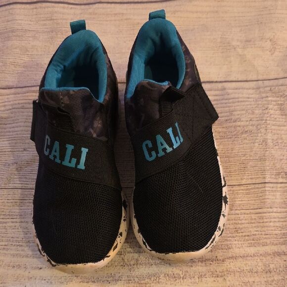 Black and Blue Slip-On Sneakers with Minimalist Design - Picture 1 of 7